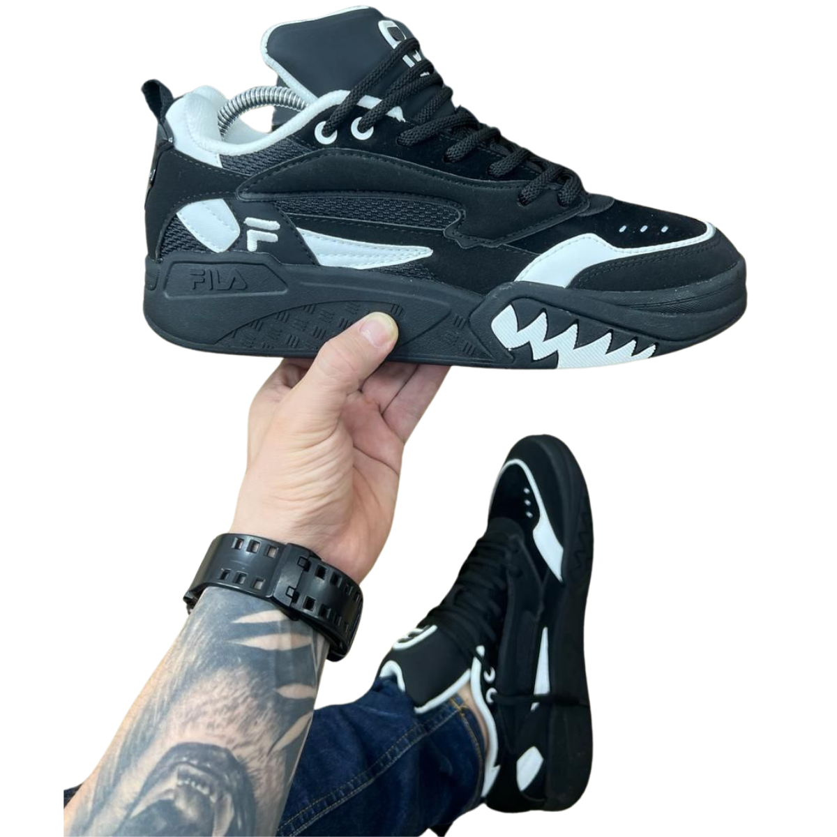 ZAPATILLAS FILA TABLA HOMBRE: Calidad, Estilo y Confort Las ZAPATILLAS FILA TABLA HOMBRE son la elección perfecta para quienes buscan combinar estilo y comodidad. En Onlineshoppingcenterg, sabemos que encontrar el calzado adecuado es esencial, por eso te ofrecemos una guía completa para ayudarte a tomar la mejor decisión de compra.  ¿Por Qué Elegir ZAPATILLAS FILA TABLA HOMBRE? Las ZAPATILLAS FILA TABLA HOMBRE destacan por su diseño versátil y durabilidad. Estas zapatillas están diseñadas para ofrecer soporte en cada paso, sin sacrificar el estilo. Ya sea para un día casual o una salida deportiva, las zapatillas Fila se adaptan a cualquier ocasión.  Diseño Clásico con Toques Modernos Las ZAPATILLAS FILA TABLA HOMBRE combinan lo mejor de ambos mundos: un diseño clásico que nunca pasa de moda con detalles modernos que las hacen destacar. Si estás buscando zapatillas Fila hombre originales, estas son la opción ideal.  Confort Todo el Día Estas zapatillas están equipadas con una suela que brinda amortiguación y soporte, haciendo que caminar o correr sea una experiencia cómoda. Además, el material transpirable mantiene tus pies frescos durante todo el día.